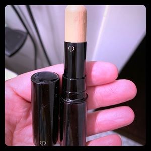 Cle de peau beaute concealer almond